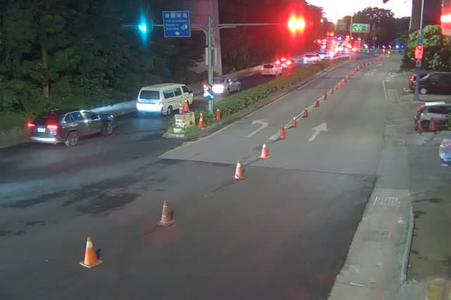 240-濱江街大佳國小大門右側(號誌桿)