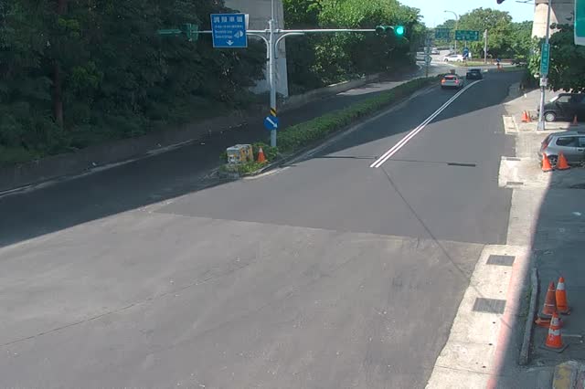 240-濱江街大佳國小大門右側(號誌桿)