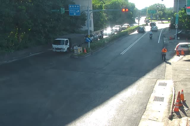 240-濱江街大佳國小大門右側(號誌桿)