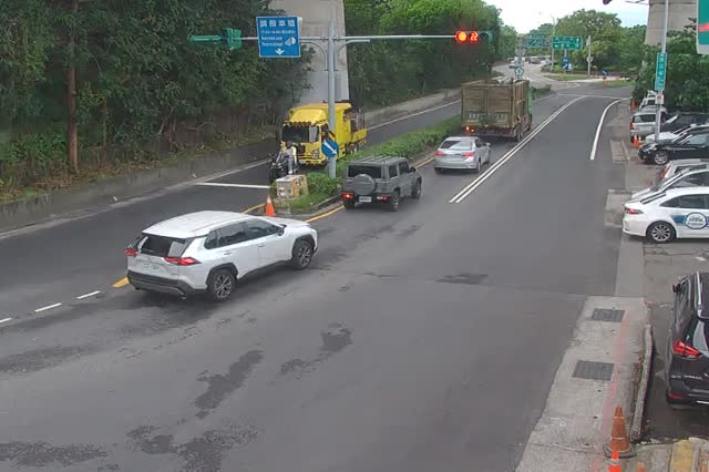 240-濱江街大佳國小大門右側(號誌桿)