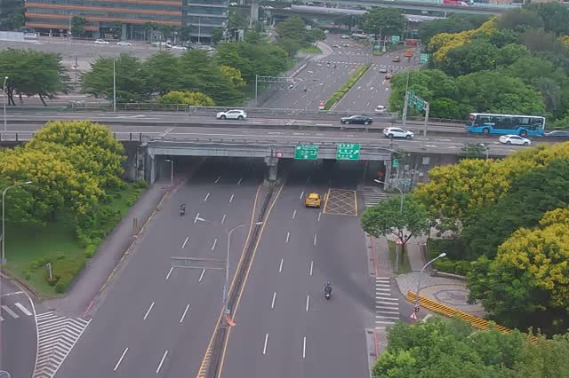 350-成功-內湖交流道路口
