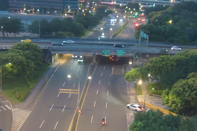 350-成功-內湖交流道路口