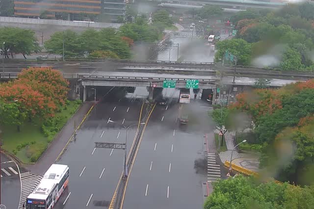 350-成功-內湖交流道路口
