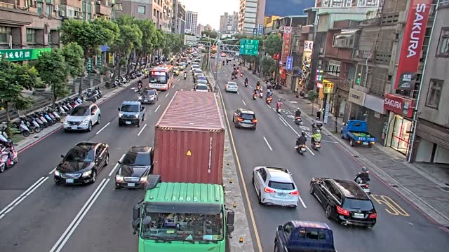 中山路國際路口(居家生活館分隔島號誌桿)
