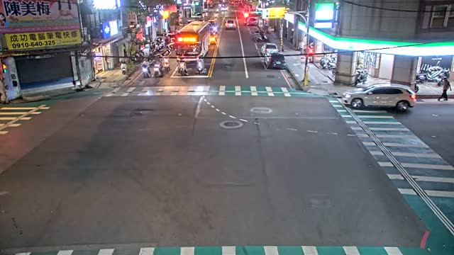 春日路成功路口(分隔島旁號誌桿)