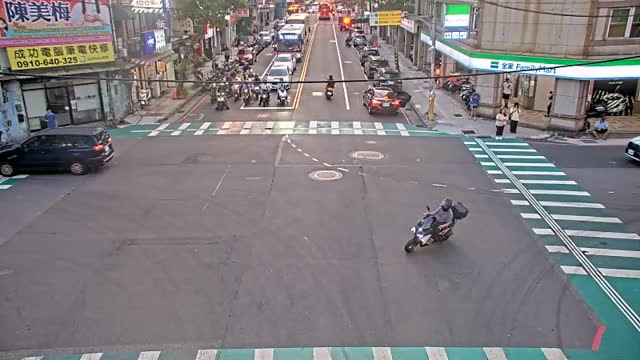 春日路成功路口(分隔島旁號誌桿)
