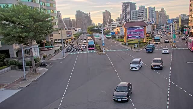 春日路經國路口(玩具反斗城前號誌桿)