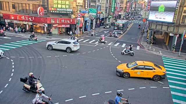 三民路與中正路口(京華鑽石前號誌桿)