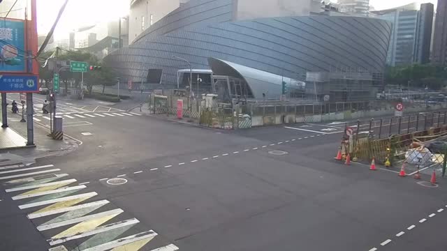 中正路南平路口(強強滾餐廳斜對面號誌桿)