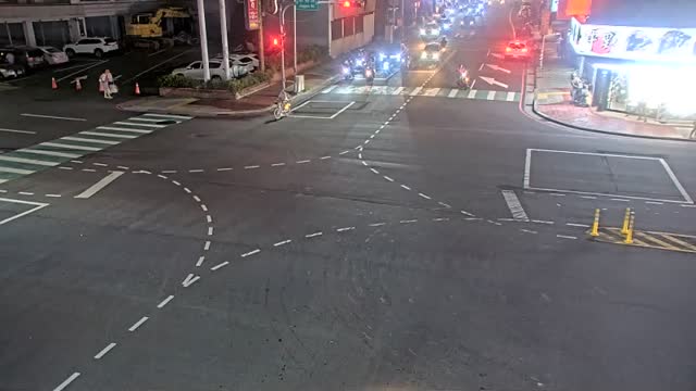經國路南平路口(85度C及7-11便利店對面號誌桿)