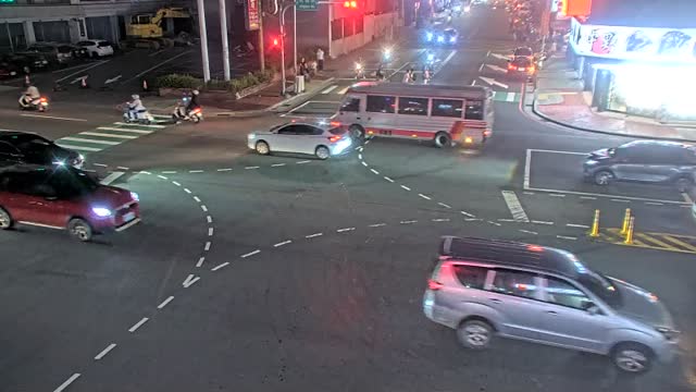 經國路南平路口(85度C及7-11便利店對面號誌桿)