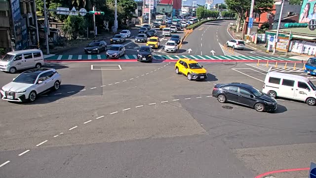 文中路與龍安街口(台灣房屋對面號誌桿)