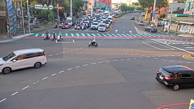 文中路與龍安街口(台灣房屋對面號誌桿)
