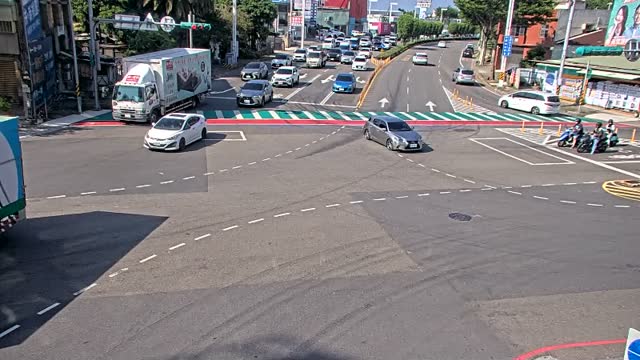 文中路與龍安街口(台灣房屋對面號誌桿)