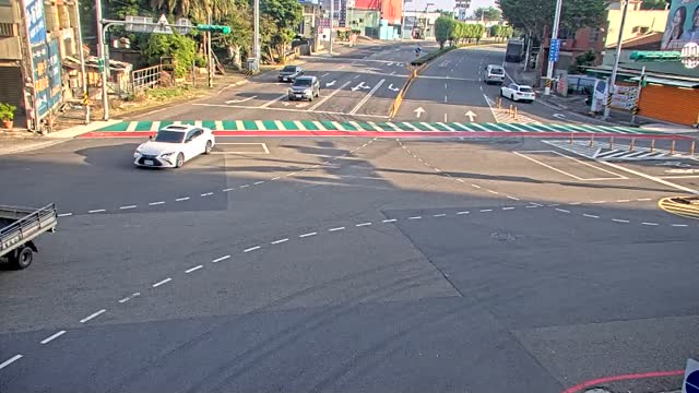 文中路與龍安街口(台灣房屋對面號誌桿)