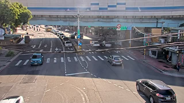 中山路龍安街口(分隔島號控箱旁號誌桿)