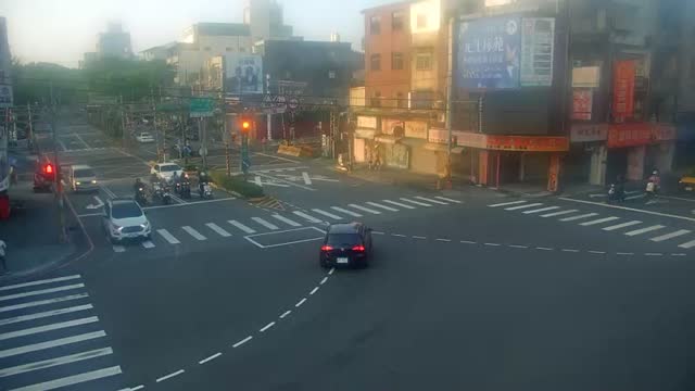 中華路興仁路口(久丹努眼鏡行前號誌桿)