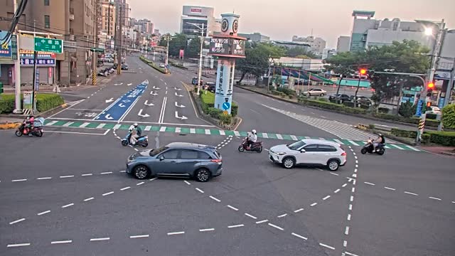 中華路中園路口(YKK與家具行出入口間號誌桿)