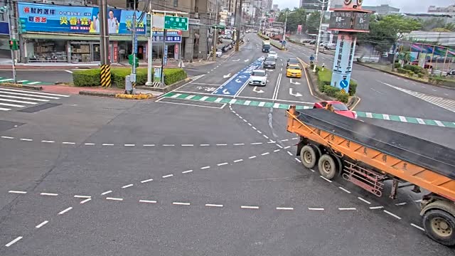 中華路中園路口(YKK與家具行出入口間號誌桿)