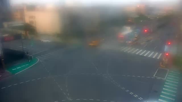 中華路二段與忠義路前分隔島(昇降桿)