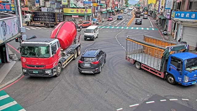 介壽路與興豐路口(青發白麵食館前號誌燈桿)