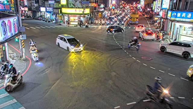 介壽路與興豐路口(青發白麵食館前號誌燈桿)