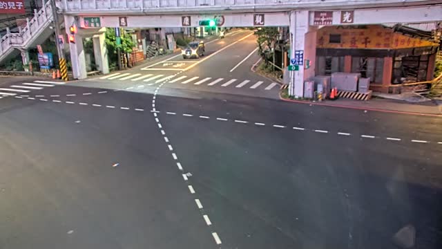 康莊路與信義路口(餐廳對面號誌桿)