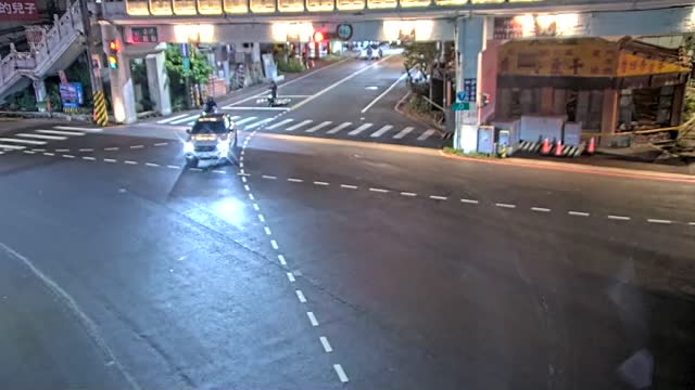 康莊路與信義路口(餐廳對面號誌桿)