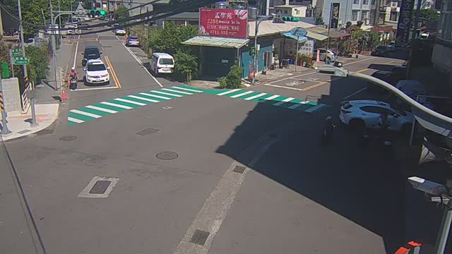 神龍路-龍華路口，神龍路往東近端號誌桿