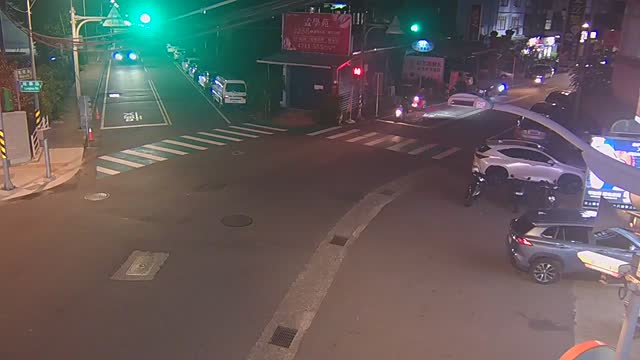 神龍路-龍華路口，神龍路往東近端號誌桿