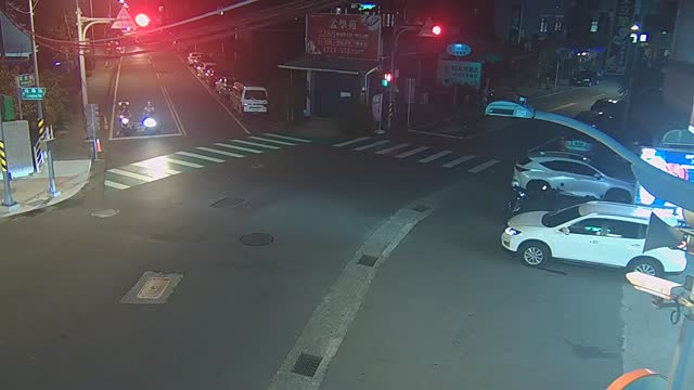 神龍路-龍華路口，神龍路往東近端號誌桿