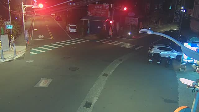 神龍路-龍華路口，神龍路往東近端號誌桿