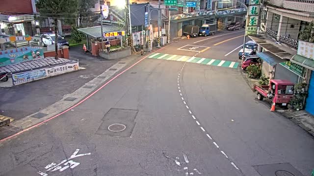 台七-台七乙(路口中間圓環槽化島上之號誌桿)