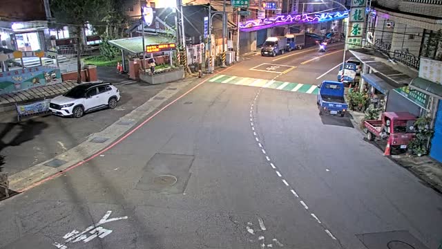 台七-台七乙(路口中間圓環槽化島上之號誌桿)